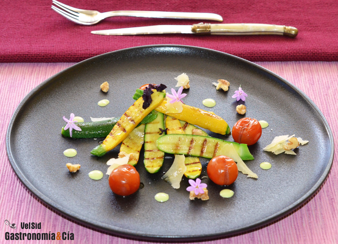 Mini calabacines a la parrilla con nueces y queso ahuma