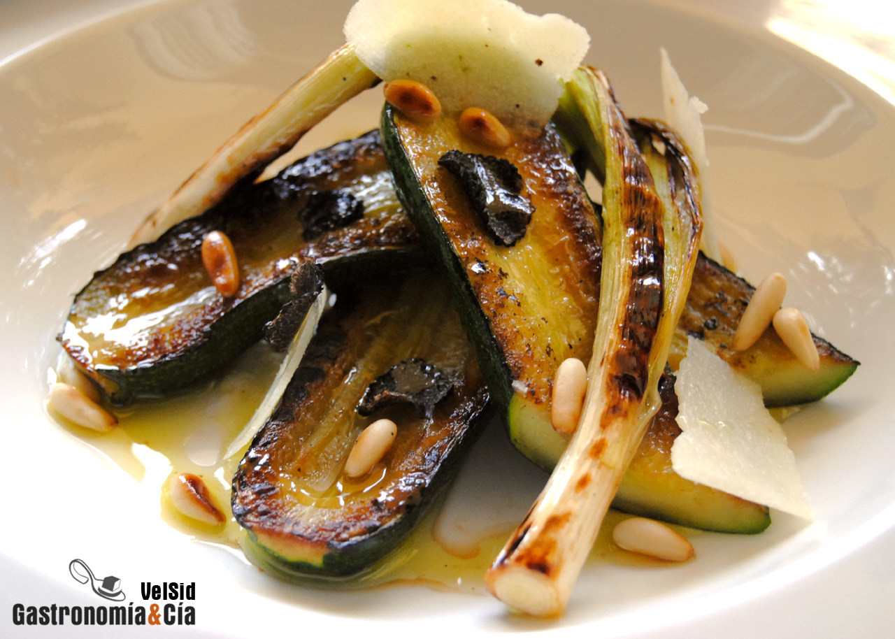 Mini calabacines a la parrilla con queso y trufa negra