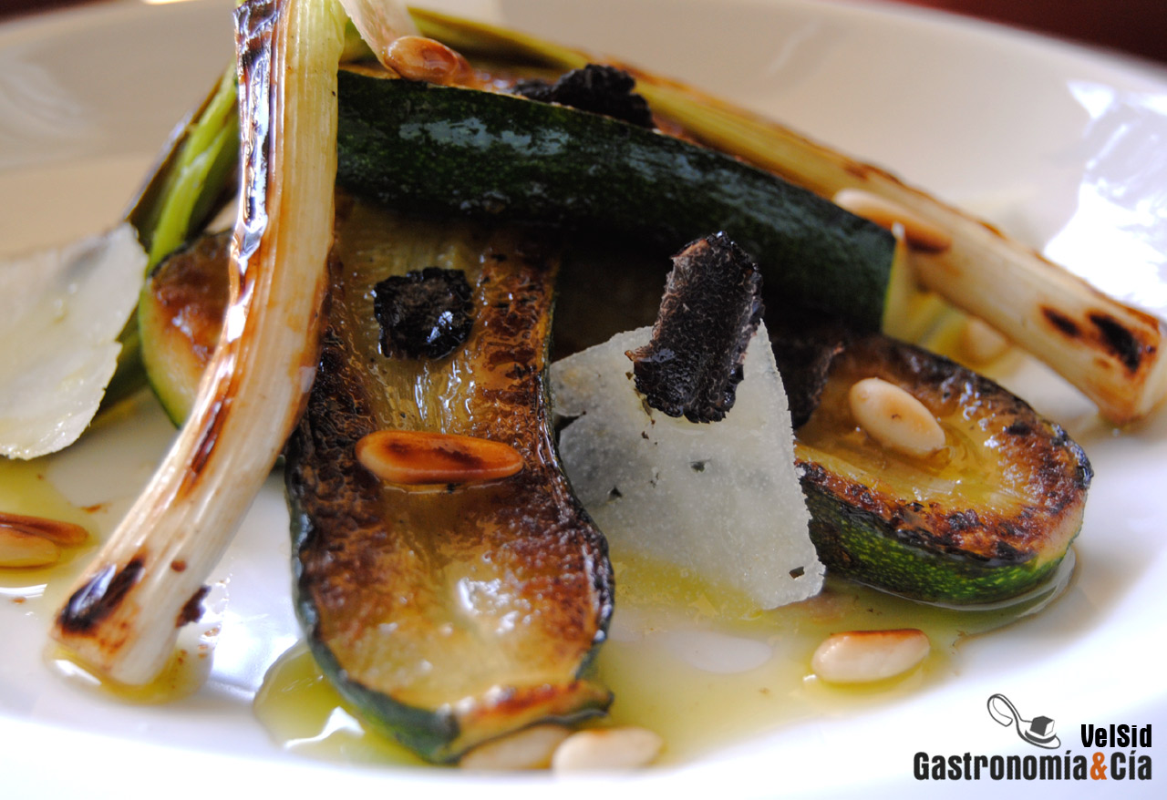 Mini calabacines a la parrilla con queso y trufa negra