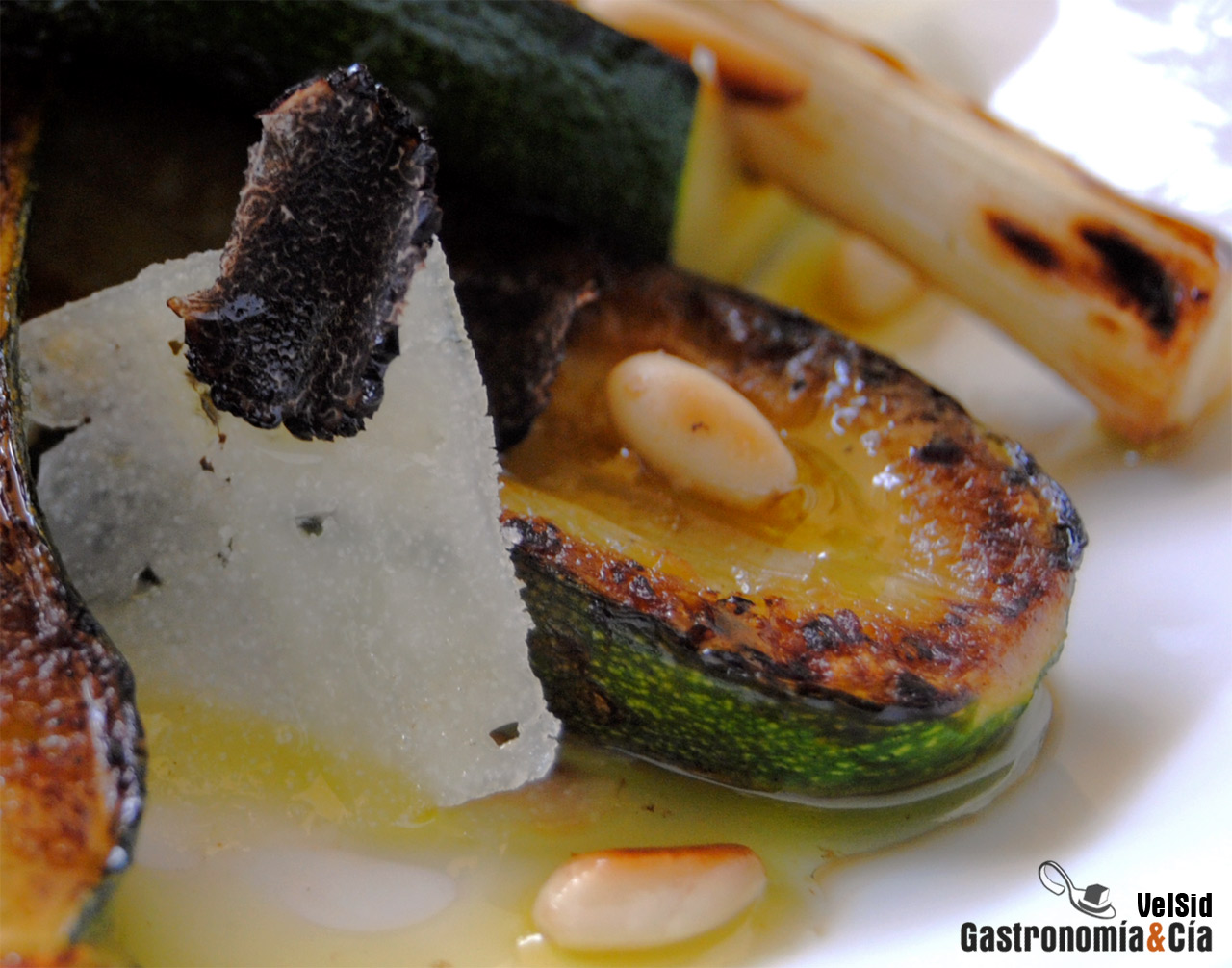 Mini calabacines a la parrilla con queso y trufa negra