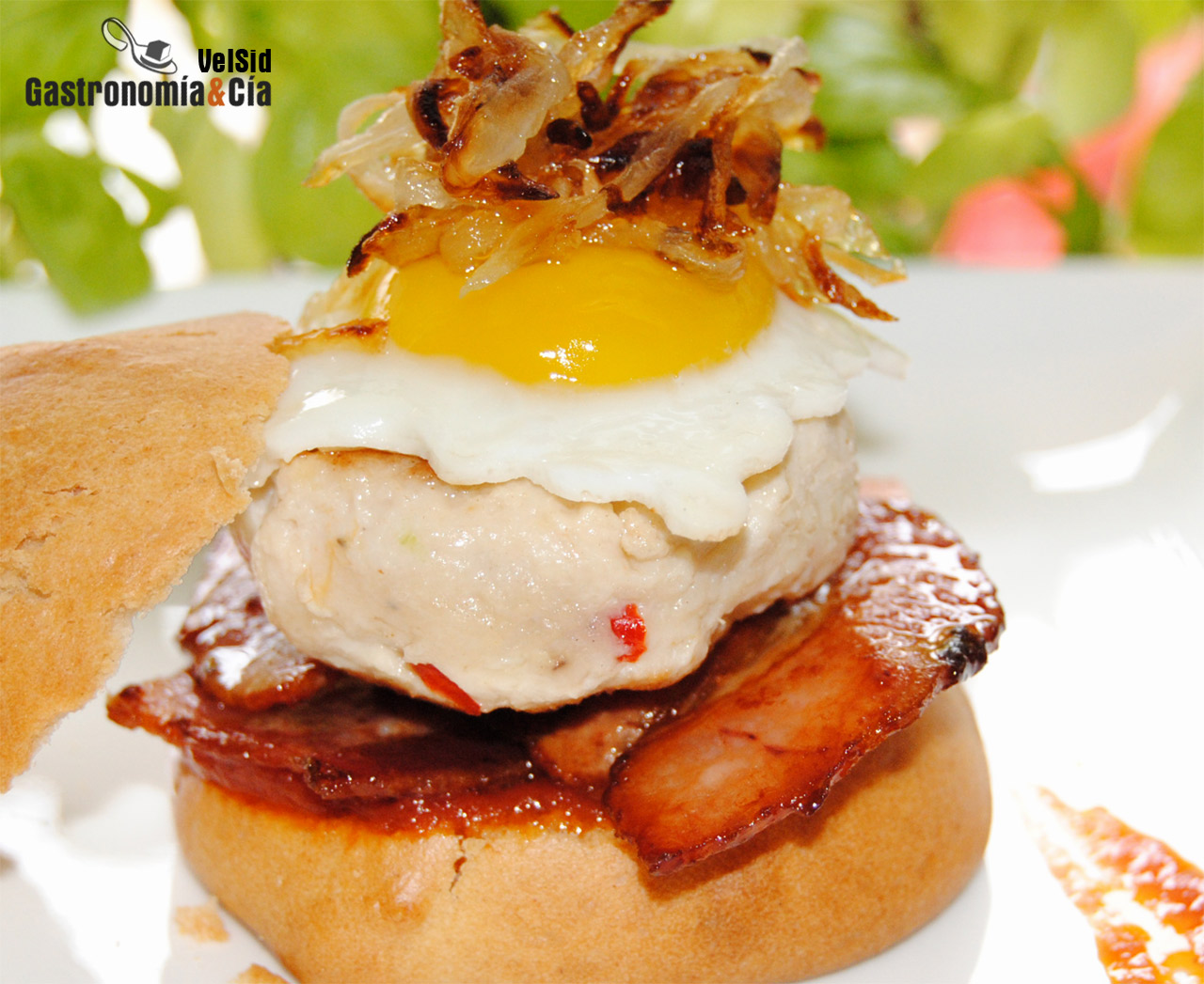 Mini hamburguesas de pollo con bacon y cebolla 