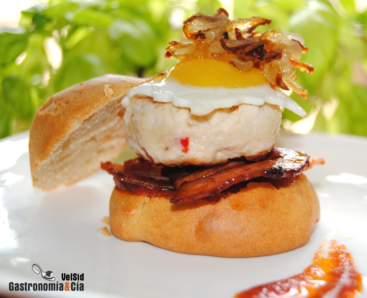 Mini hamburguesas de pollo con bacon y cebolla 