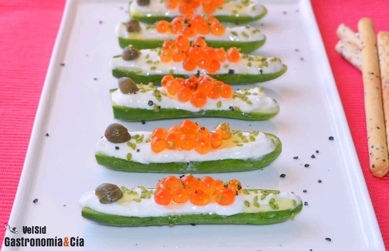 Mini pepinos con queso y huevas de salmón