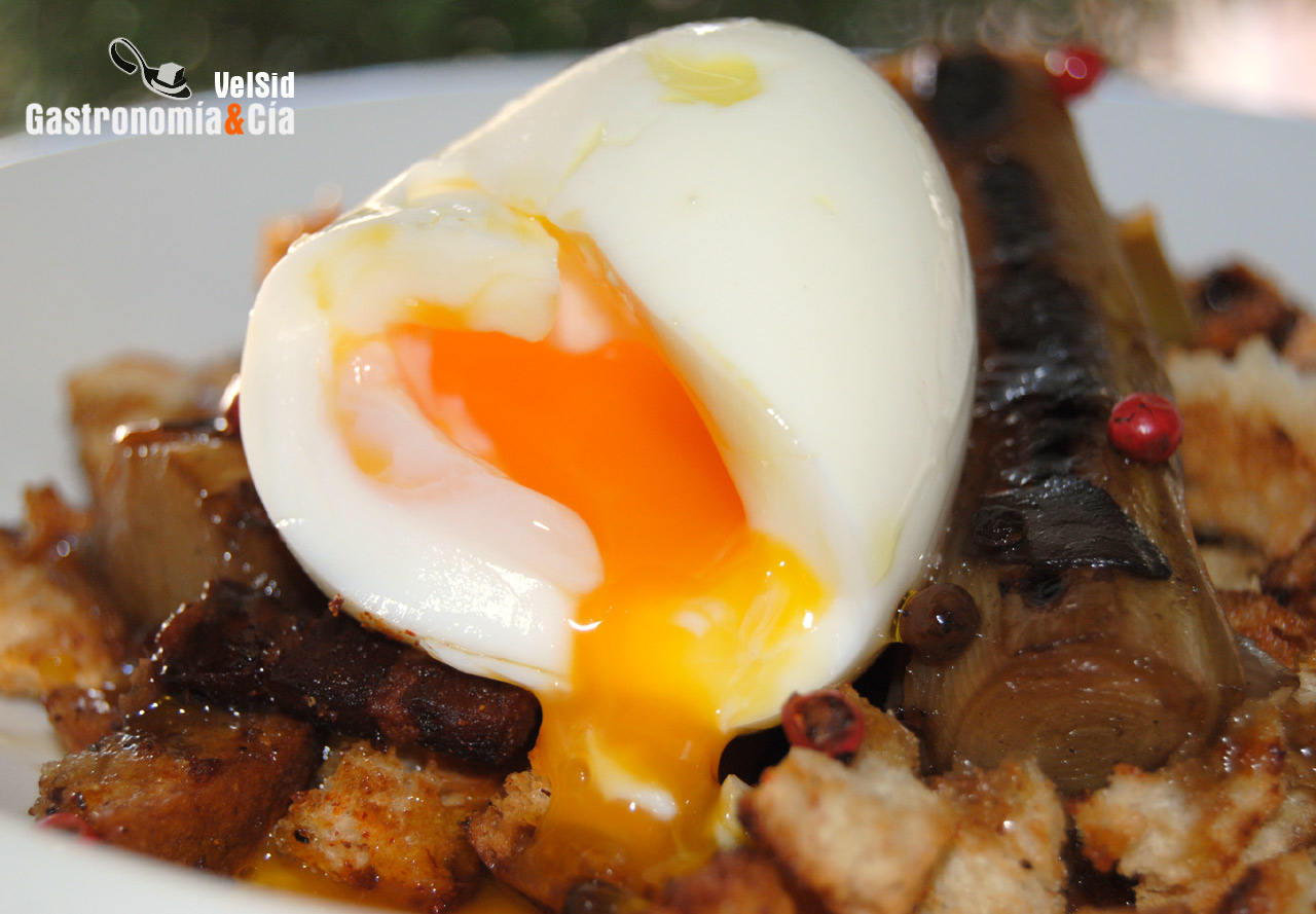 Huevo mollet con puerros al aroma de setas y migas cruj