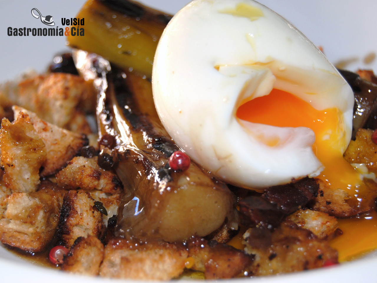 Huevo mollet con puerros al aroma de setas y migas cruj