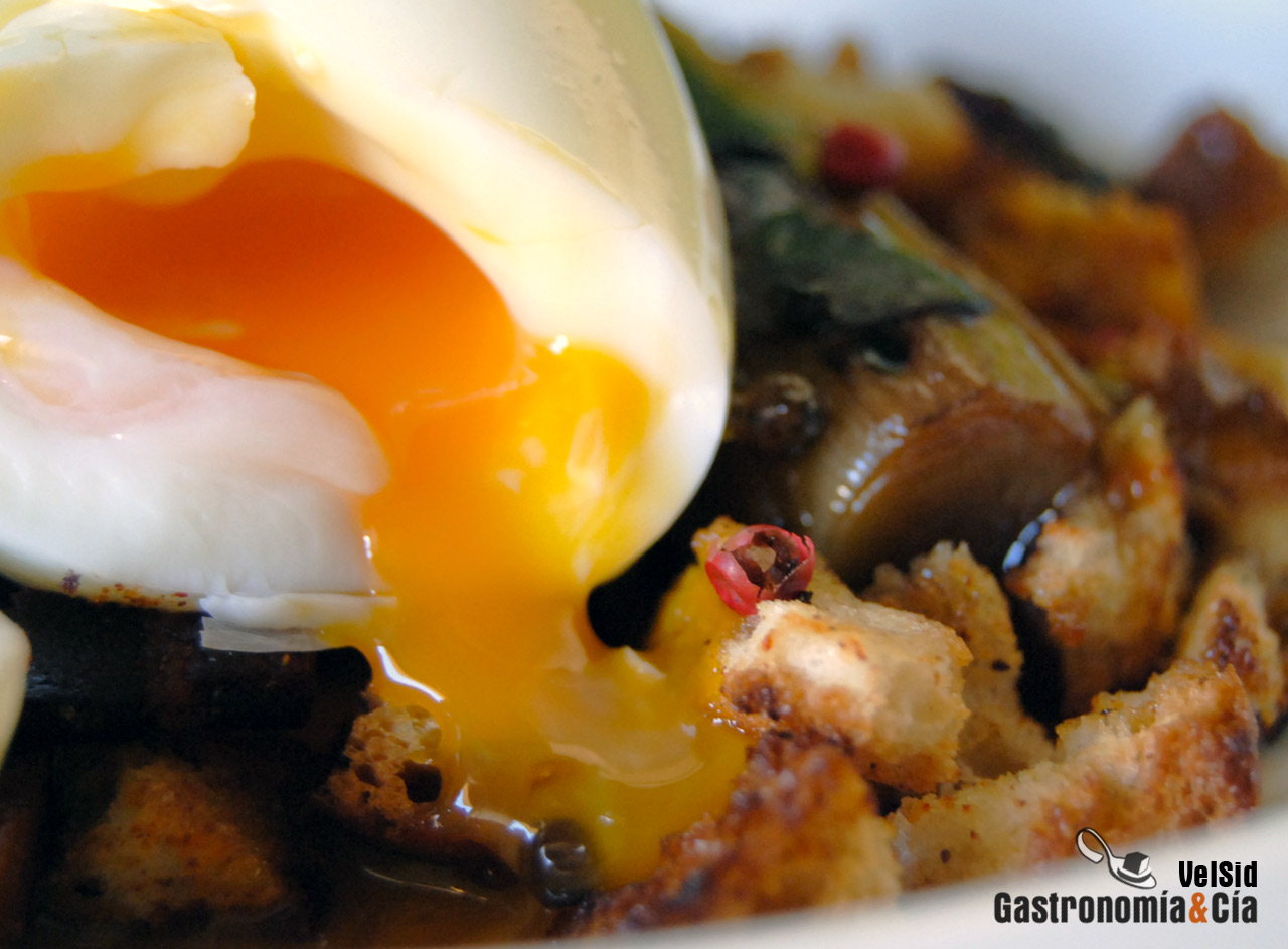 Huevo mollet con puerros al aroma de setas y migas cruj