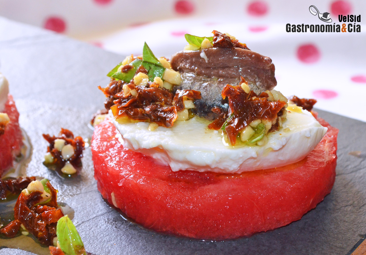 Montadito de sandía, mozzarella y anchoa con aceite de 