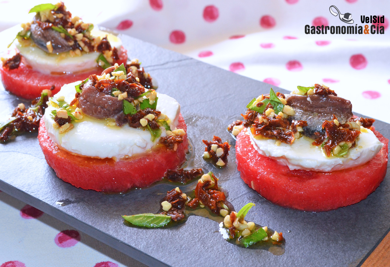 Montadito de sandía, mozzarella y anchoa con aceite de 