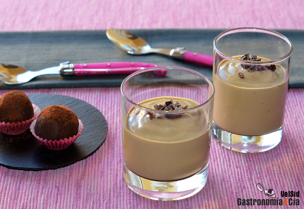 Mousse de café vegana rica en proteínas, un postre fáci