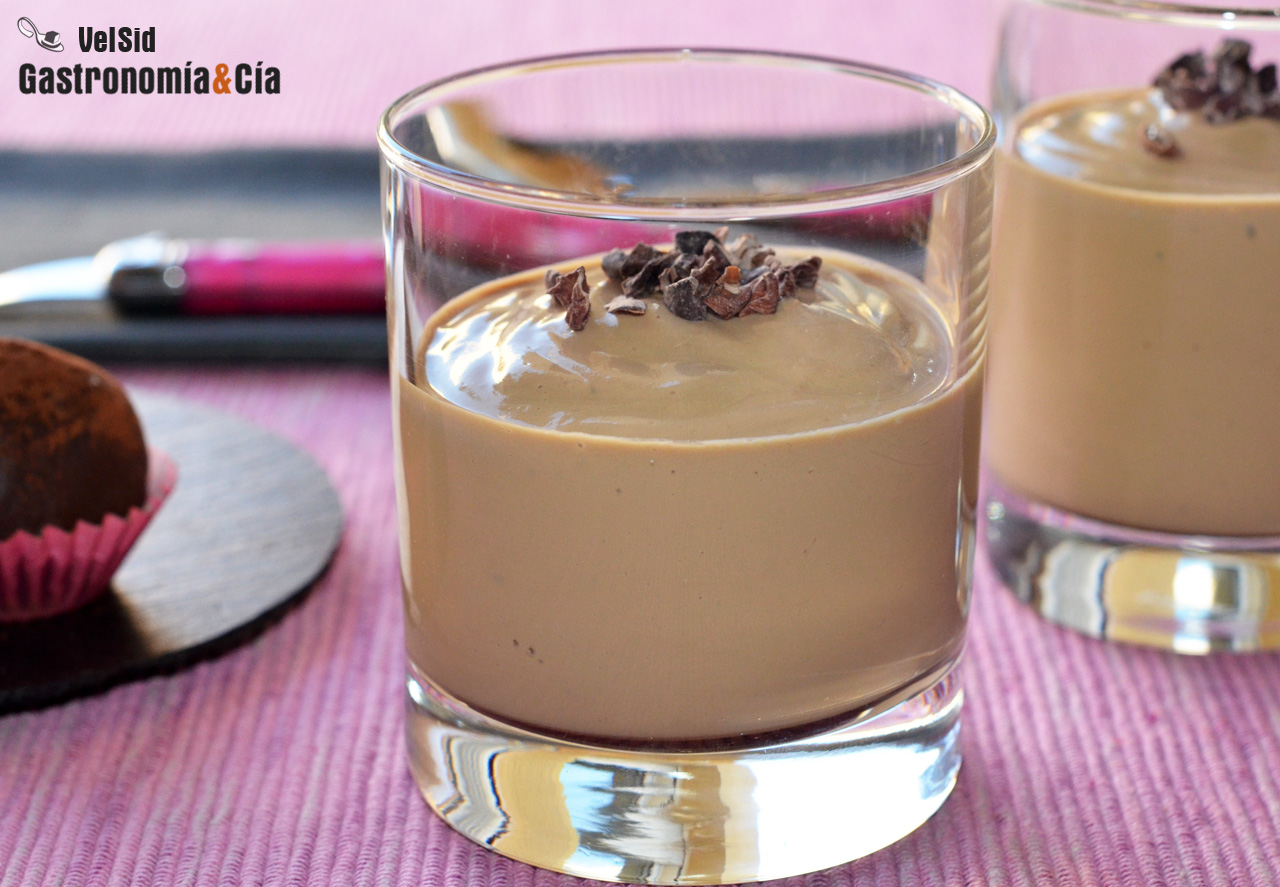 Mousse de café vegana rica en proteínas, un postre fáci