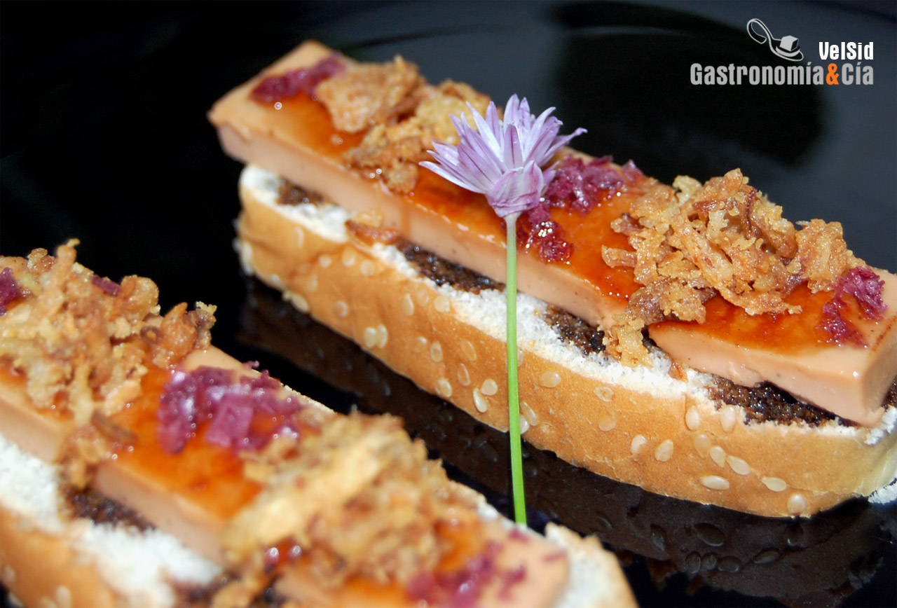 Mousse de foie caramelizado con cebolla crujiente y red