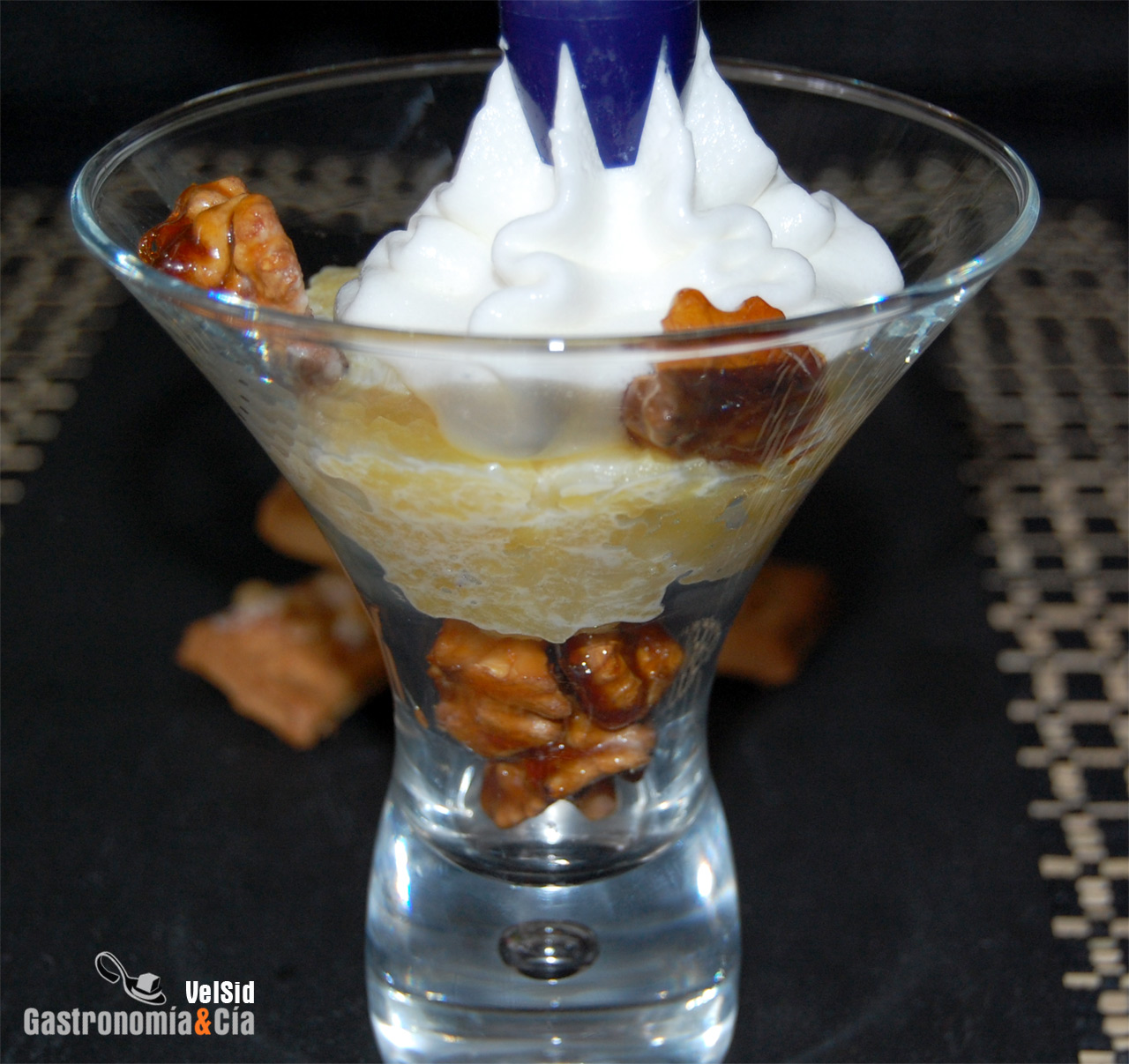 Mousse de requesón con manzana asada