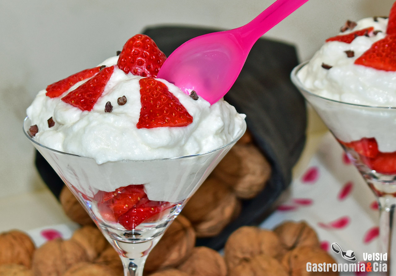 Mousse de yogur con fresas