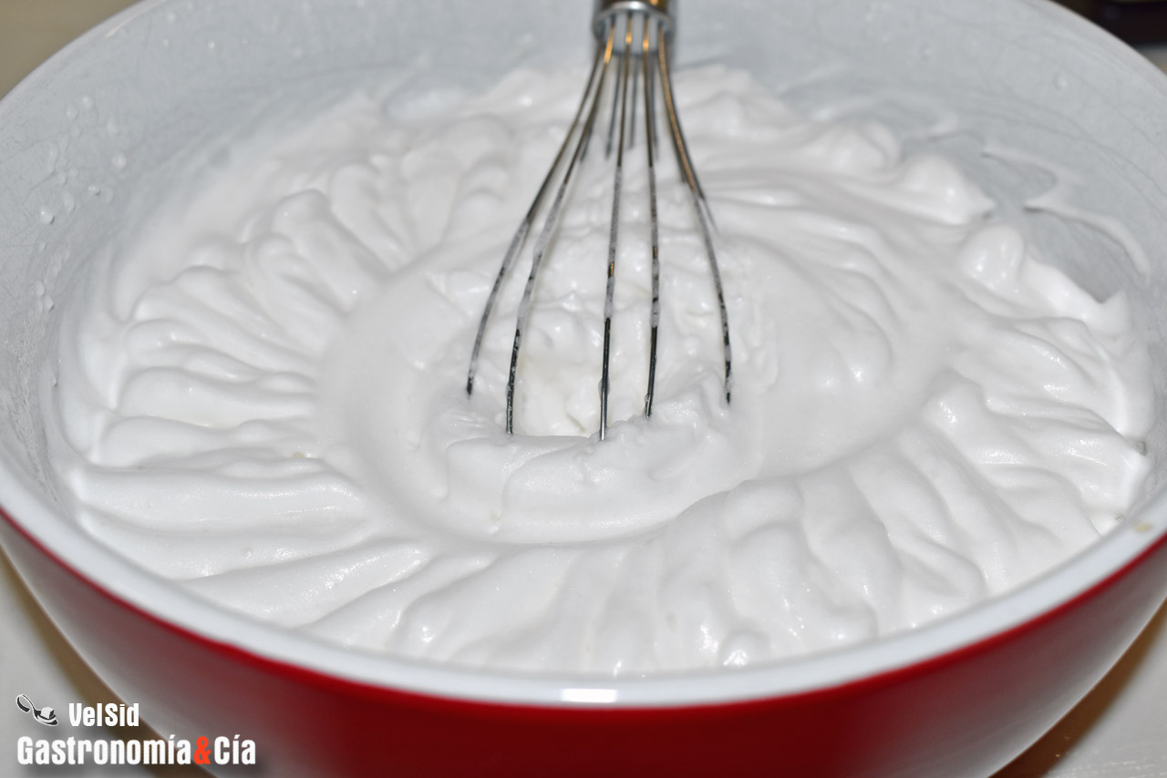 Mousse de yogur con fresas