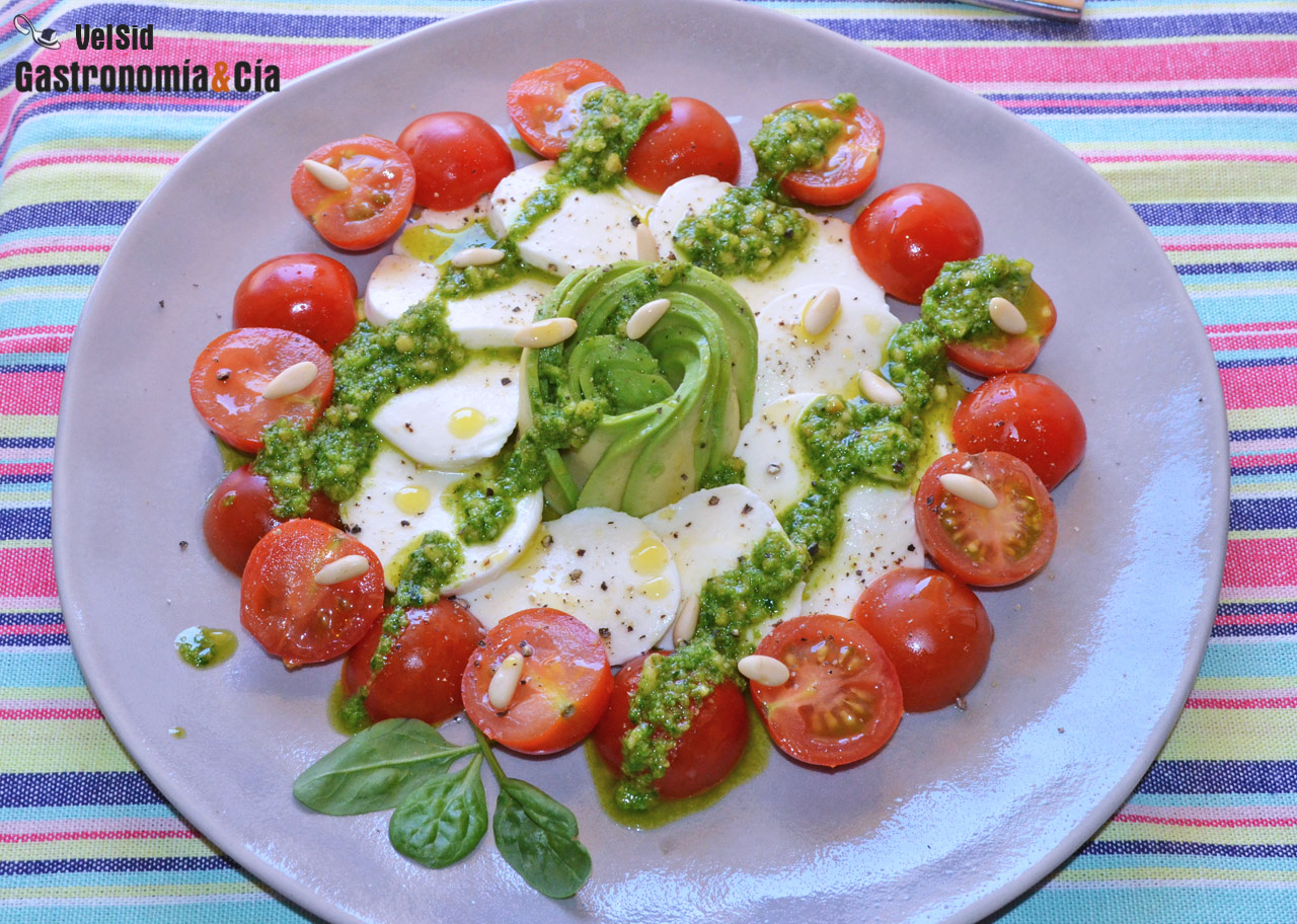 Ensalada de aguacate y mozzarella con pesto de espinaca