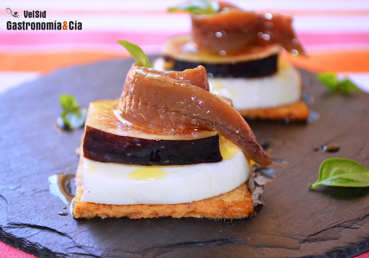Canapés de mozzarella, higo y anchoa