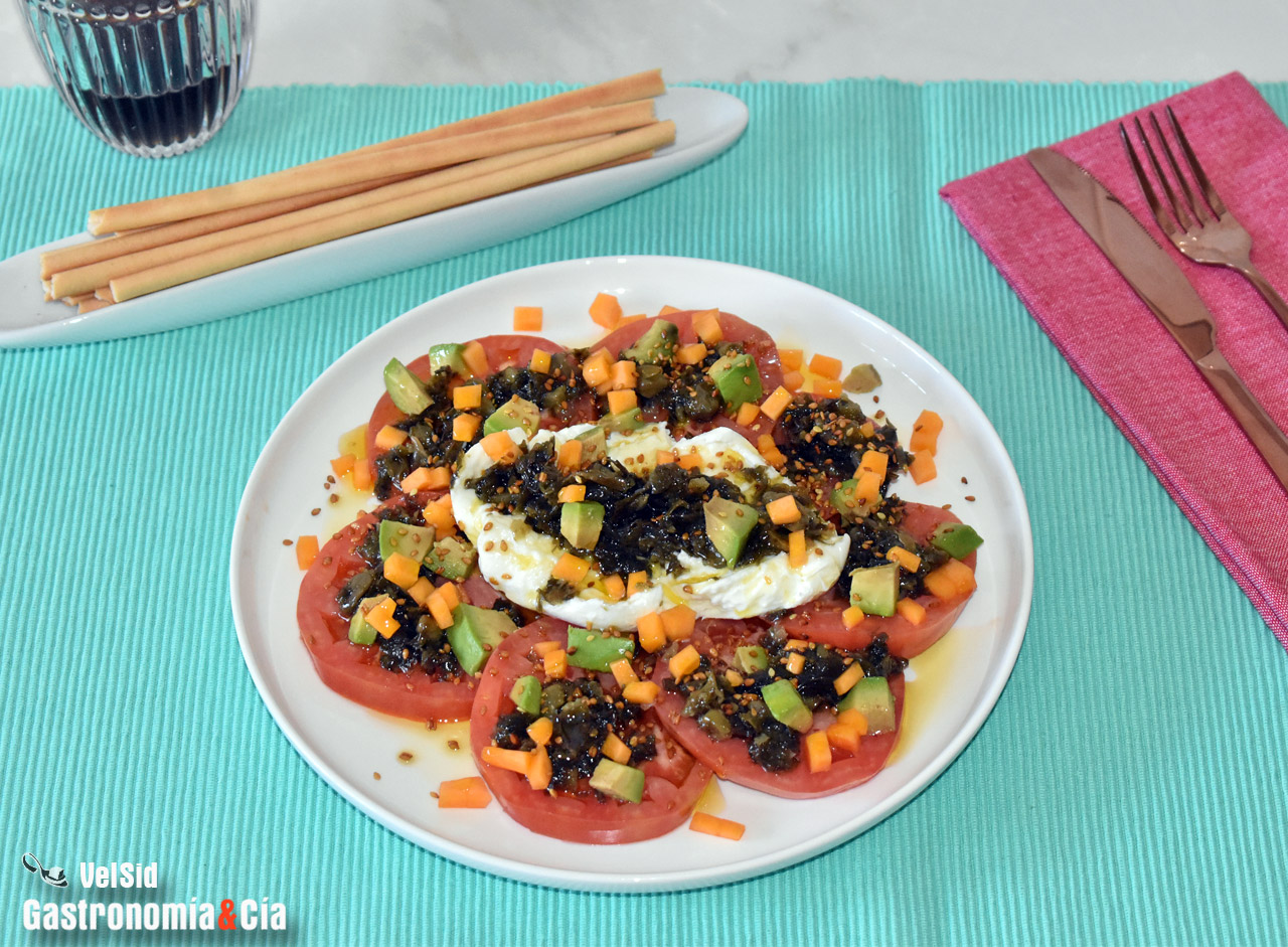 Ensalada de tomate con mozzarella y algas