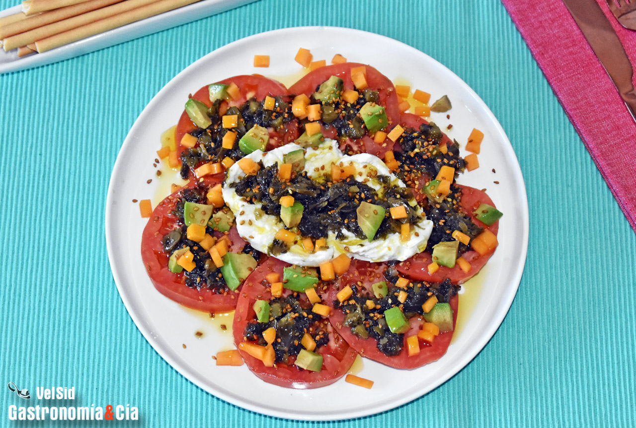 Ensalada de tomate con mozzarella y algas
