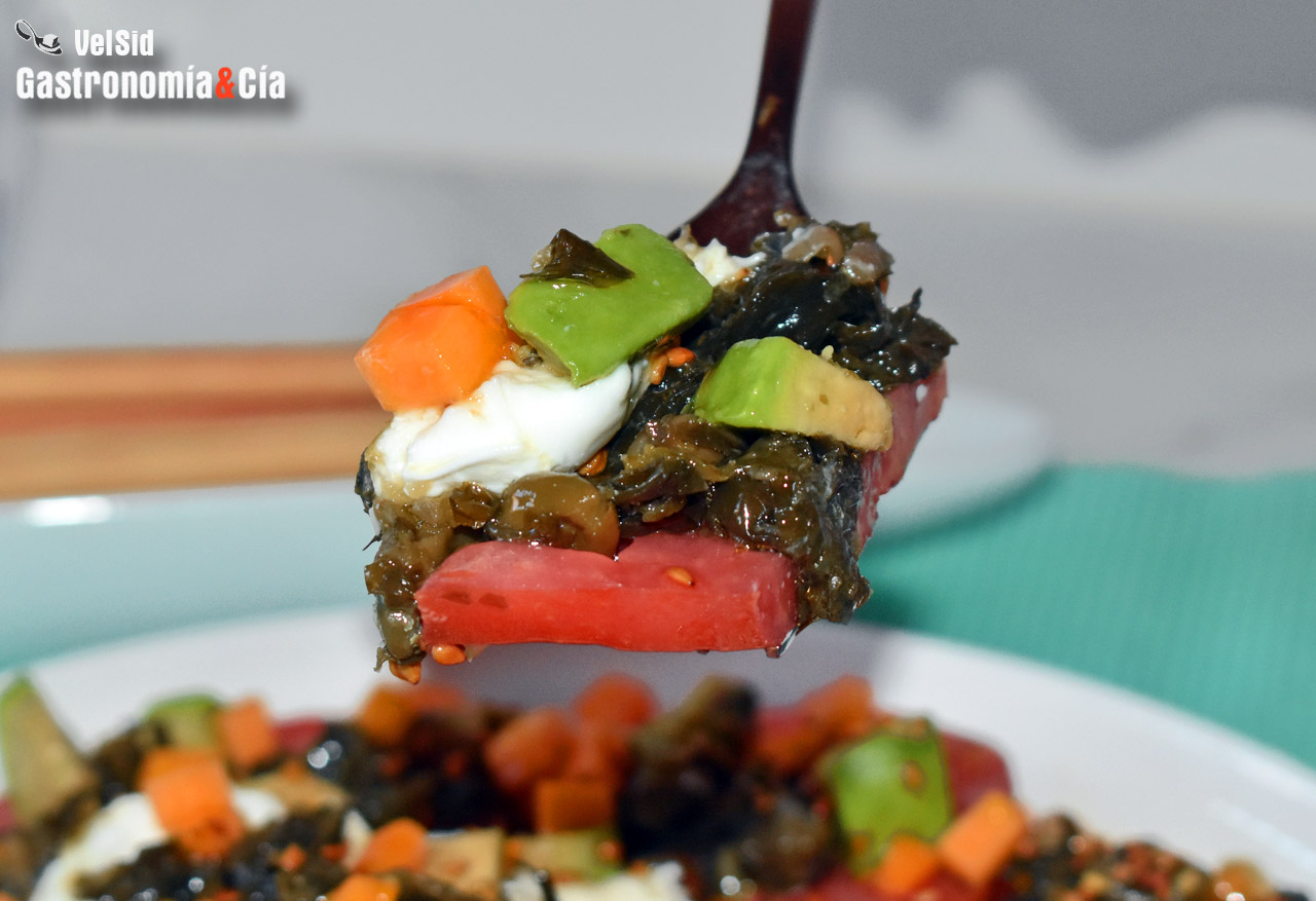 Ensalada de tomate con mozzarella y algas