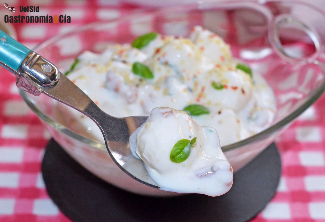 Mozzarella marinada con tomates secos y albahaca