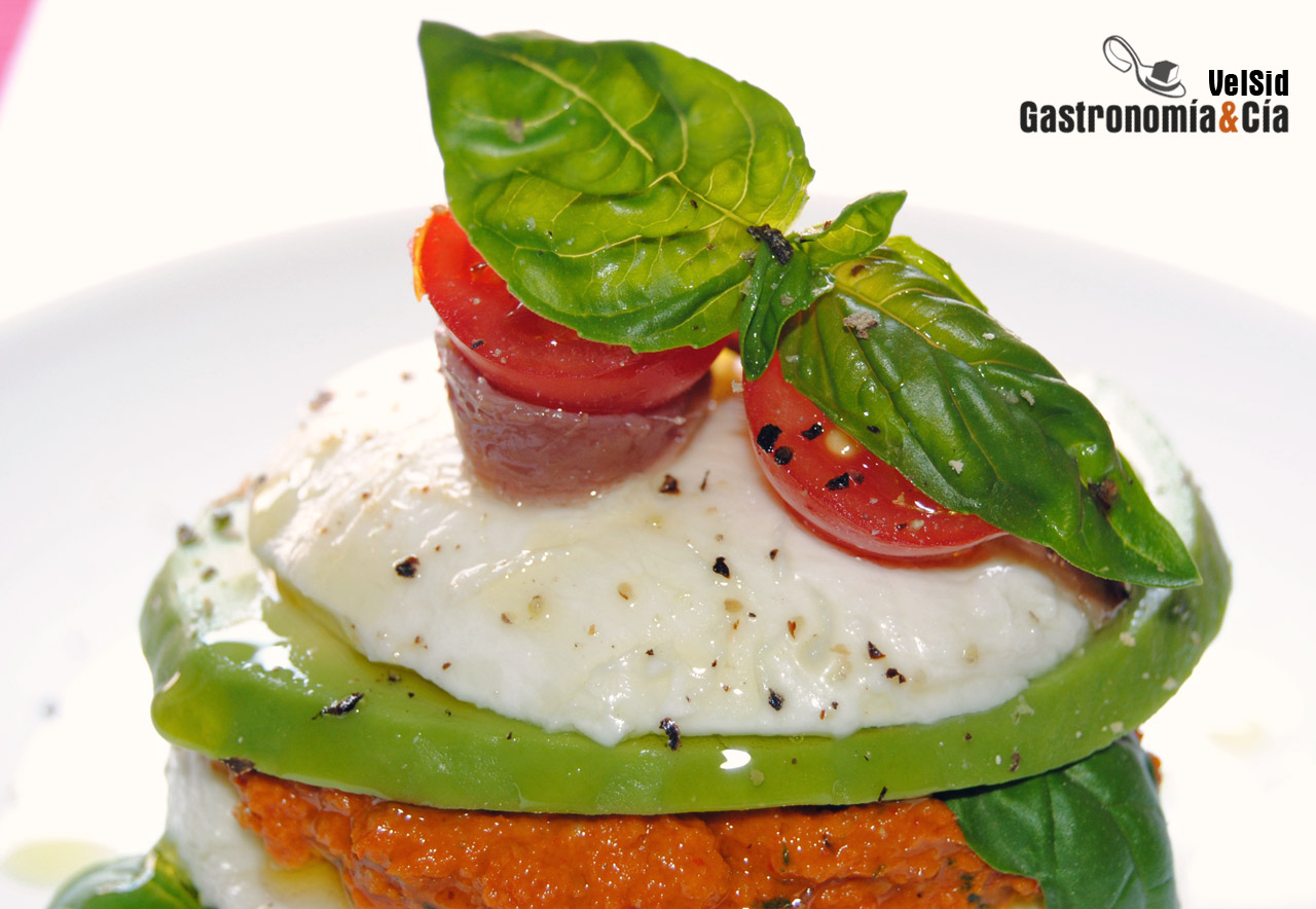 Mozzarella con aguacate y pesto de tomate seco