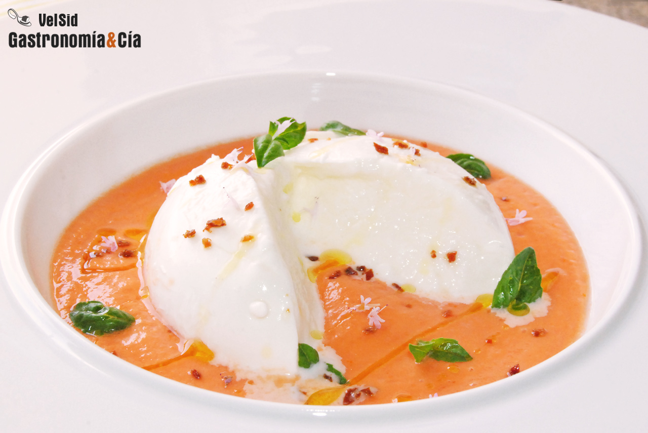 Mozzarella de búfala con salmorejo