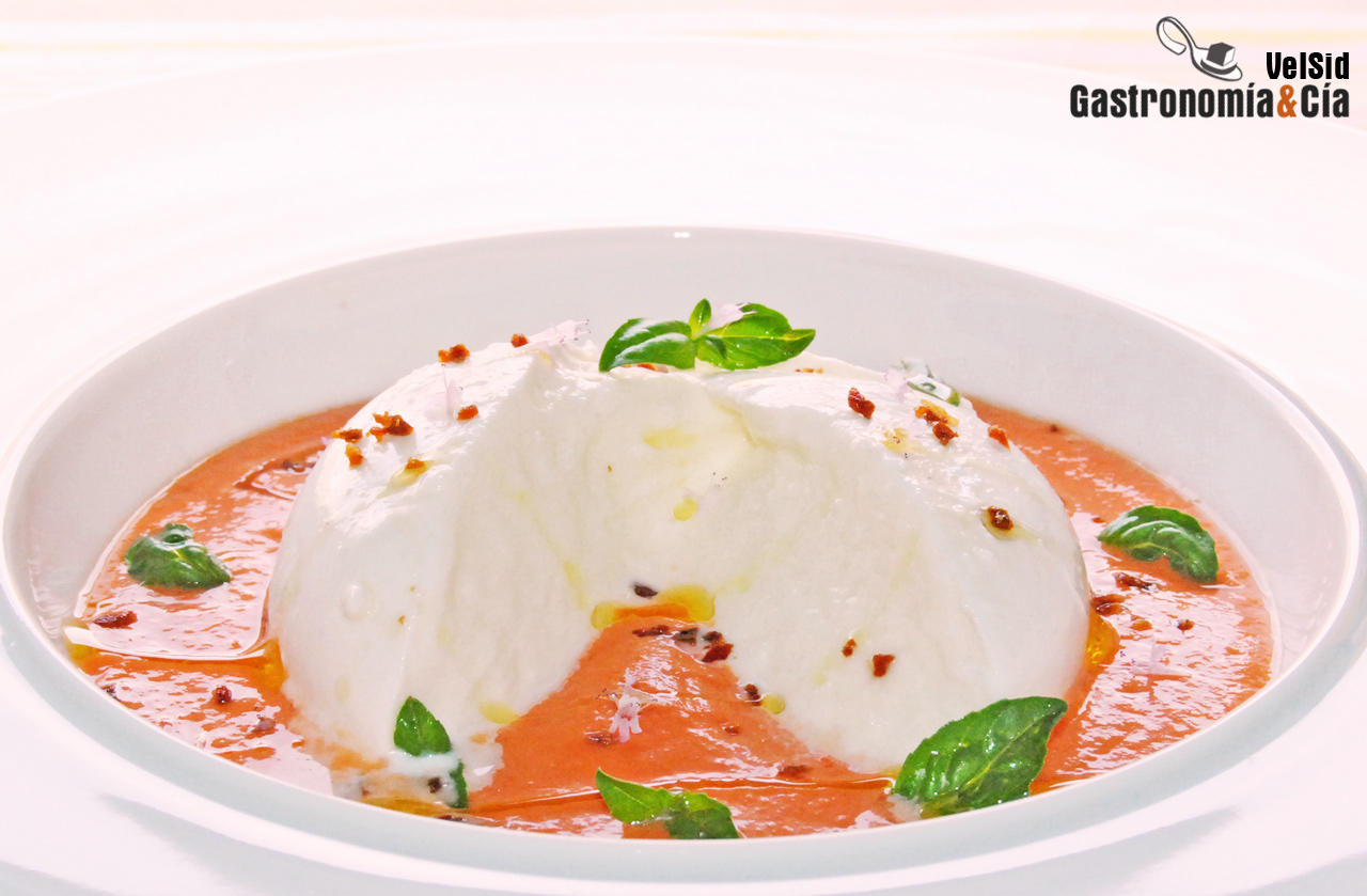 Mozzarella de búfala con salmorejo