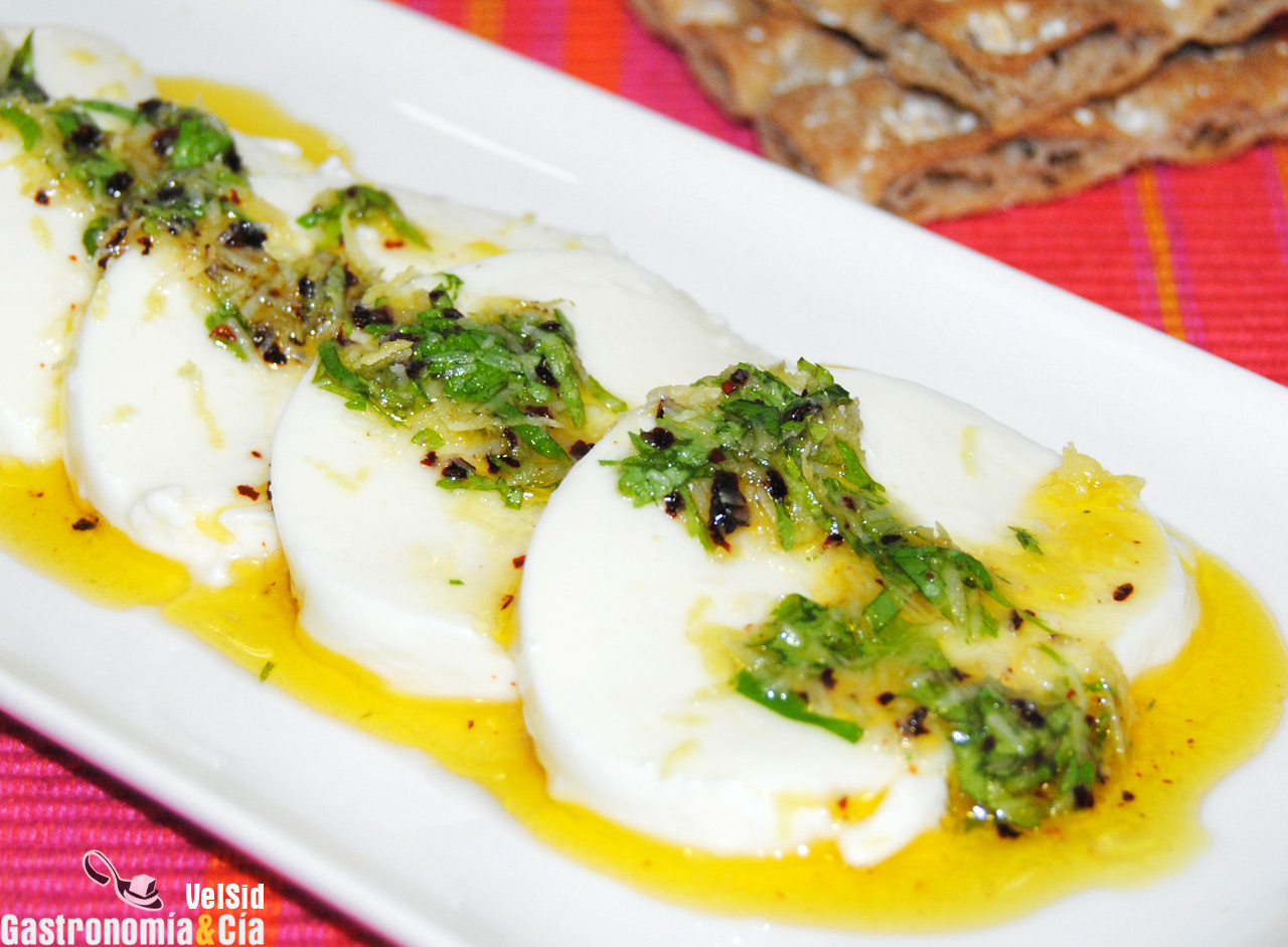 Mozzarella con cilantro y limón
