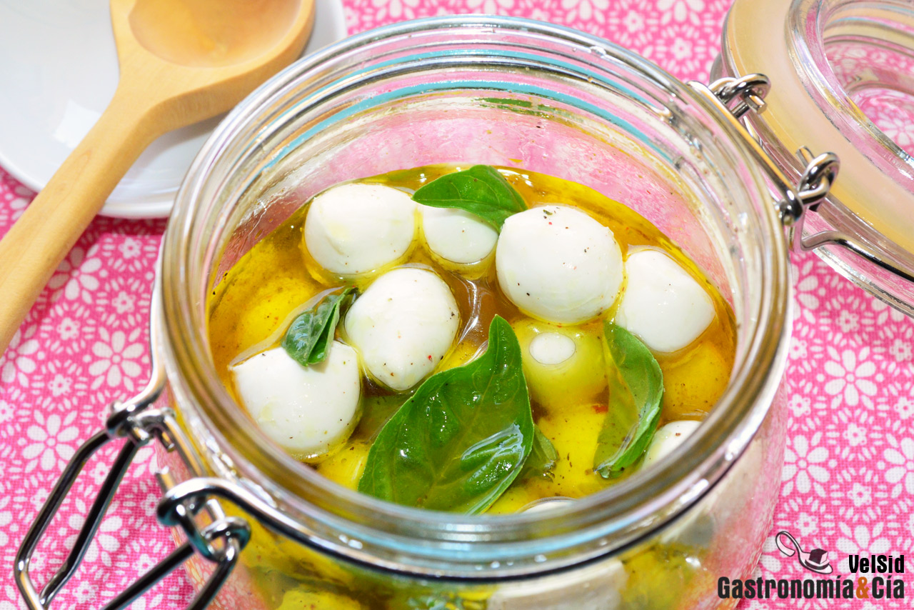 Mozzarella marinada con albahaca