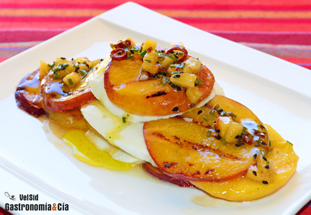Mozzarella con melocotón a la parrilla y su vinagreta
