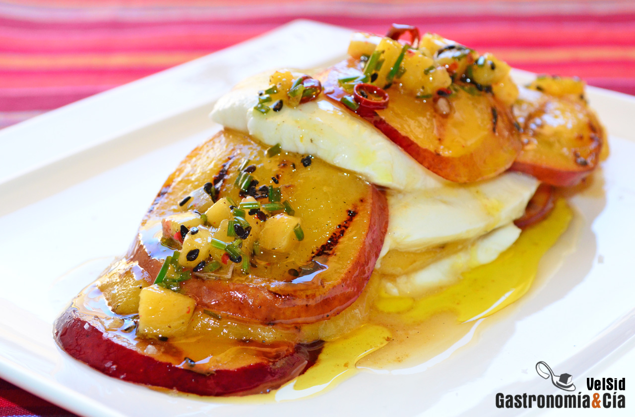 Mozzarella con melocotón a la parrilla y su vinagreta