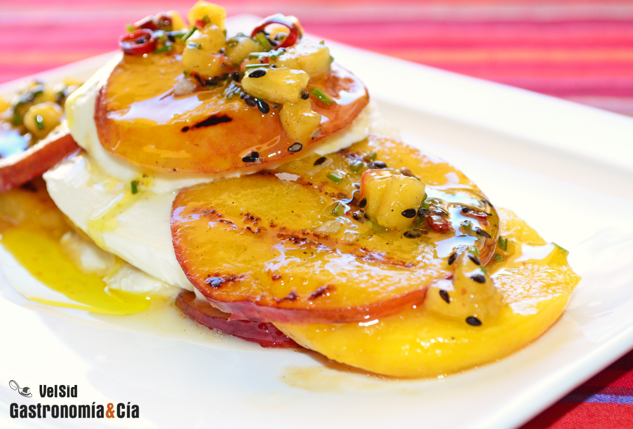 Mozzarella con melocotón a la parrilla y su vinagreta