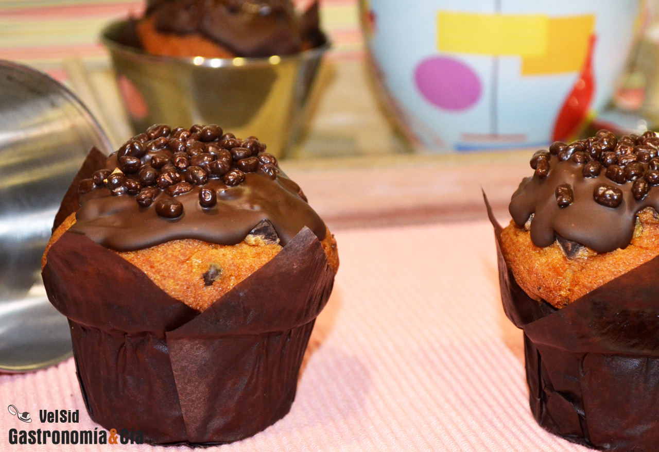Muffins con pepitas y cobertura de chocolate