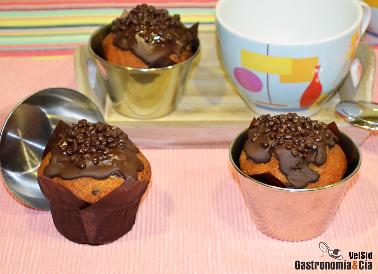 Muffins con pepitas y cobertura de chocolate