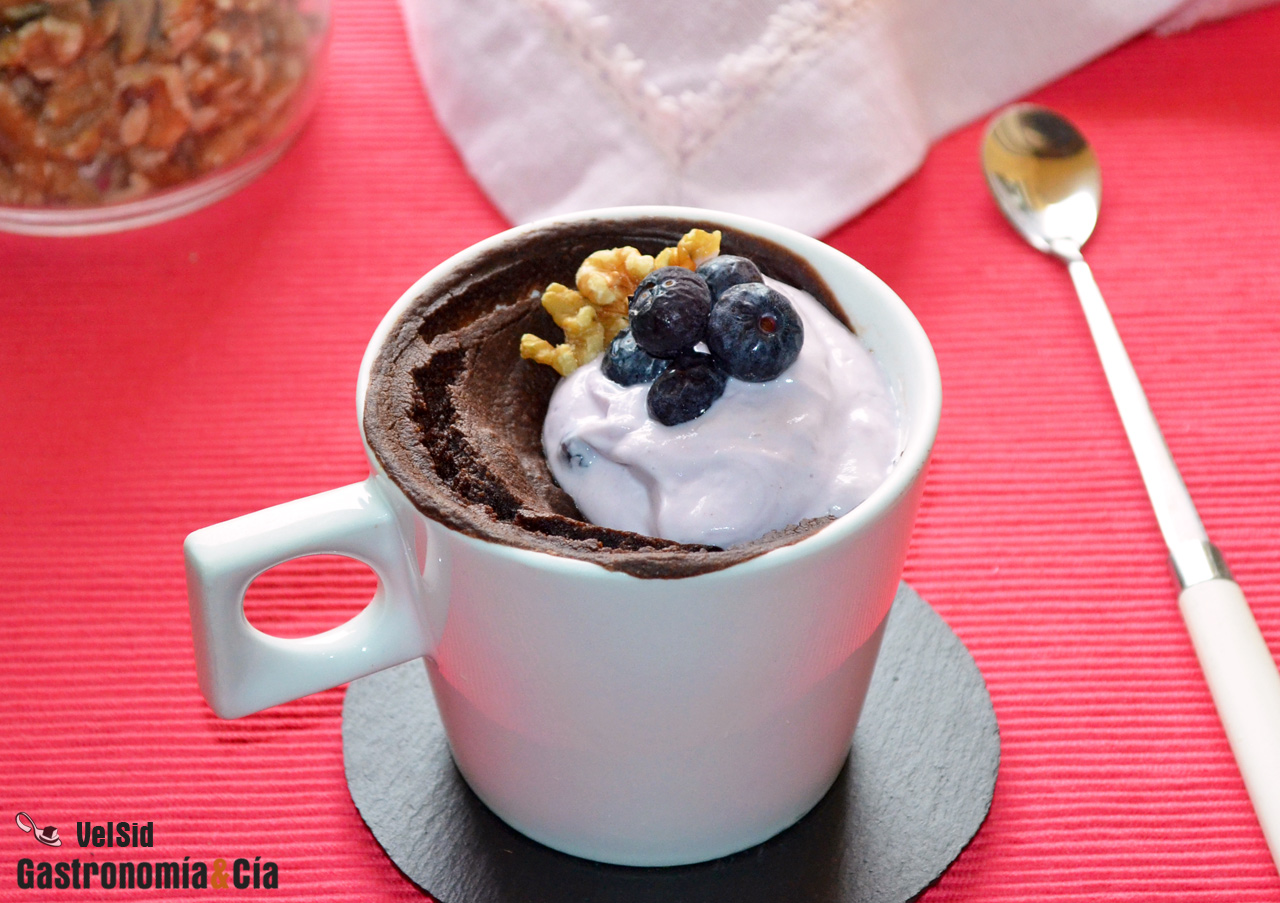 Mug cake de algarroba y nueces