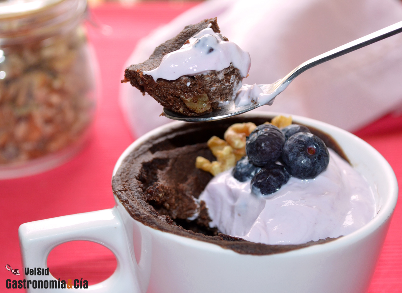 Mug cake de algarroba y nueces