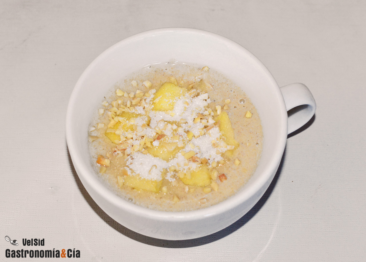 Mug cake de almendra con manzana