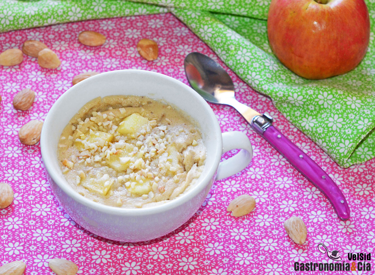 Mug cake de almendra con manzana