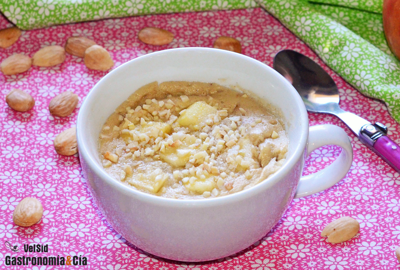 Mug cake de almendra con manzana