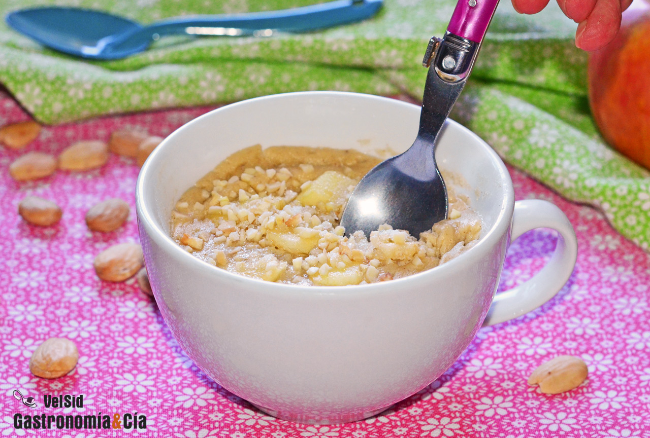 Mug cake de almendra con manzana