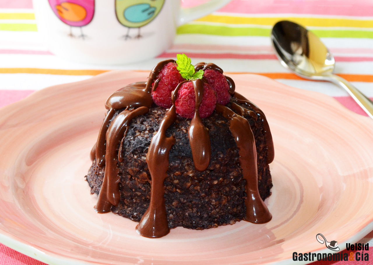 Mugcake de avena, cacao y leche de almendras