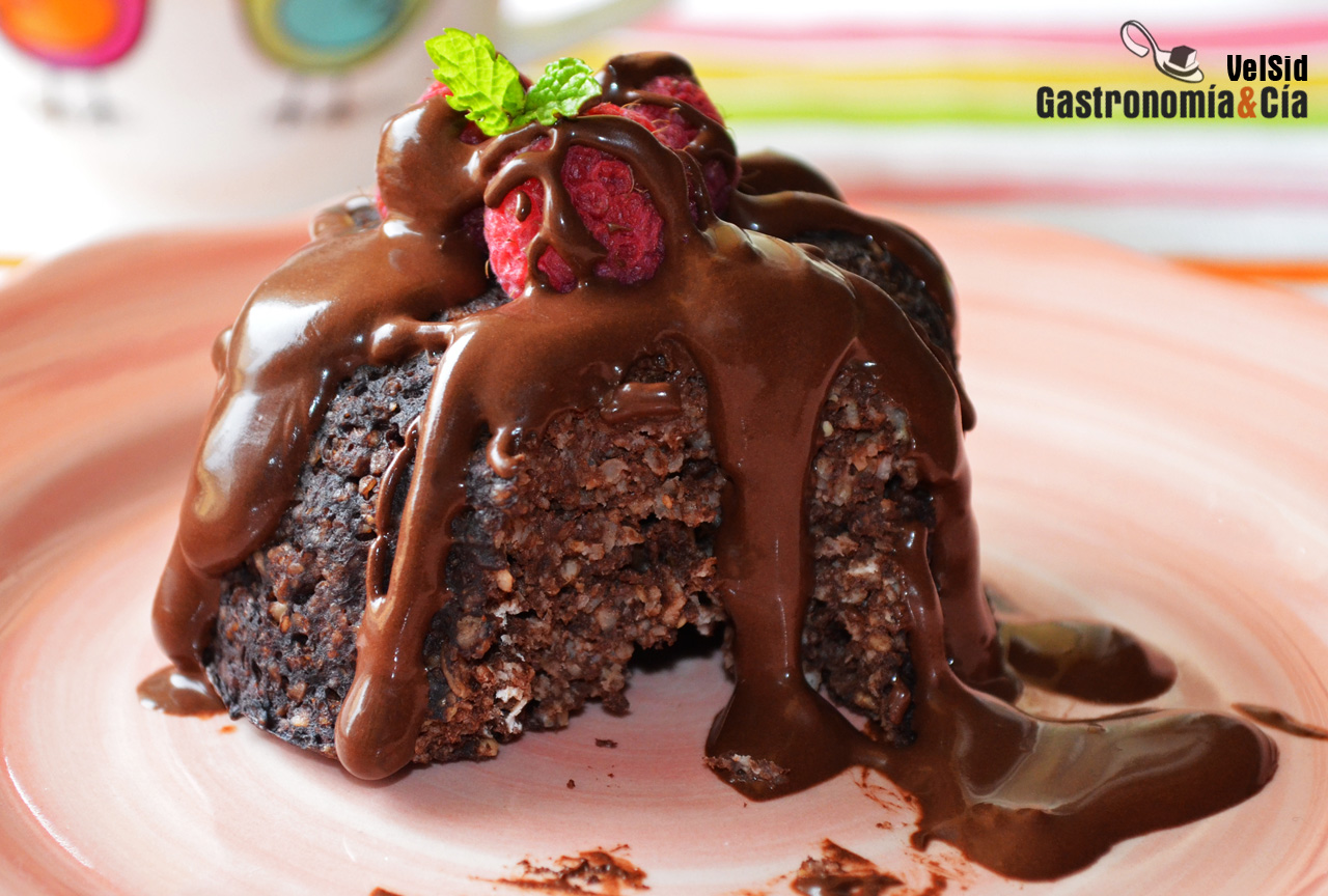 Mugcake de avena, cacao y leche de almendras