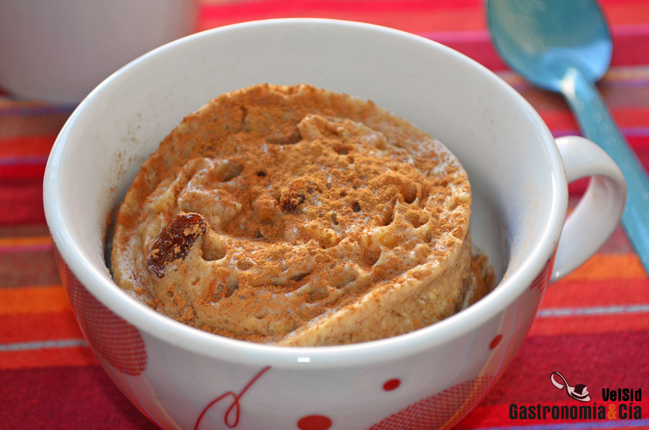 Mugcake de avena, canela, nueces y pasas