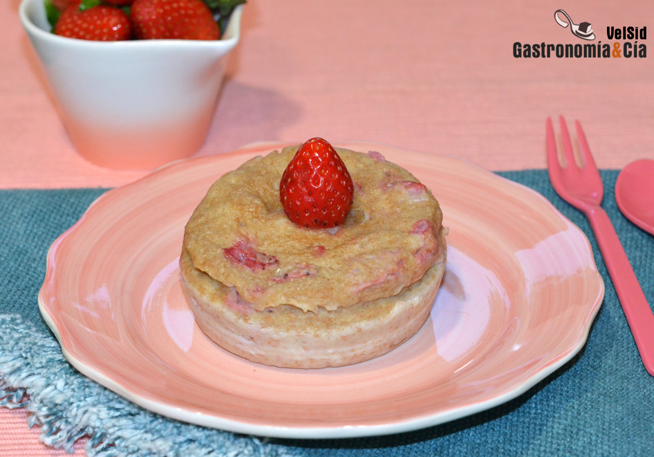 Mugcake de queso y fresas, un bizcocho o tarta de queso