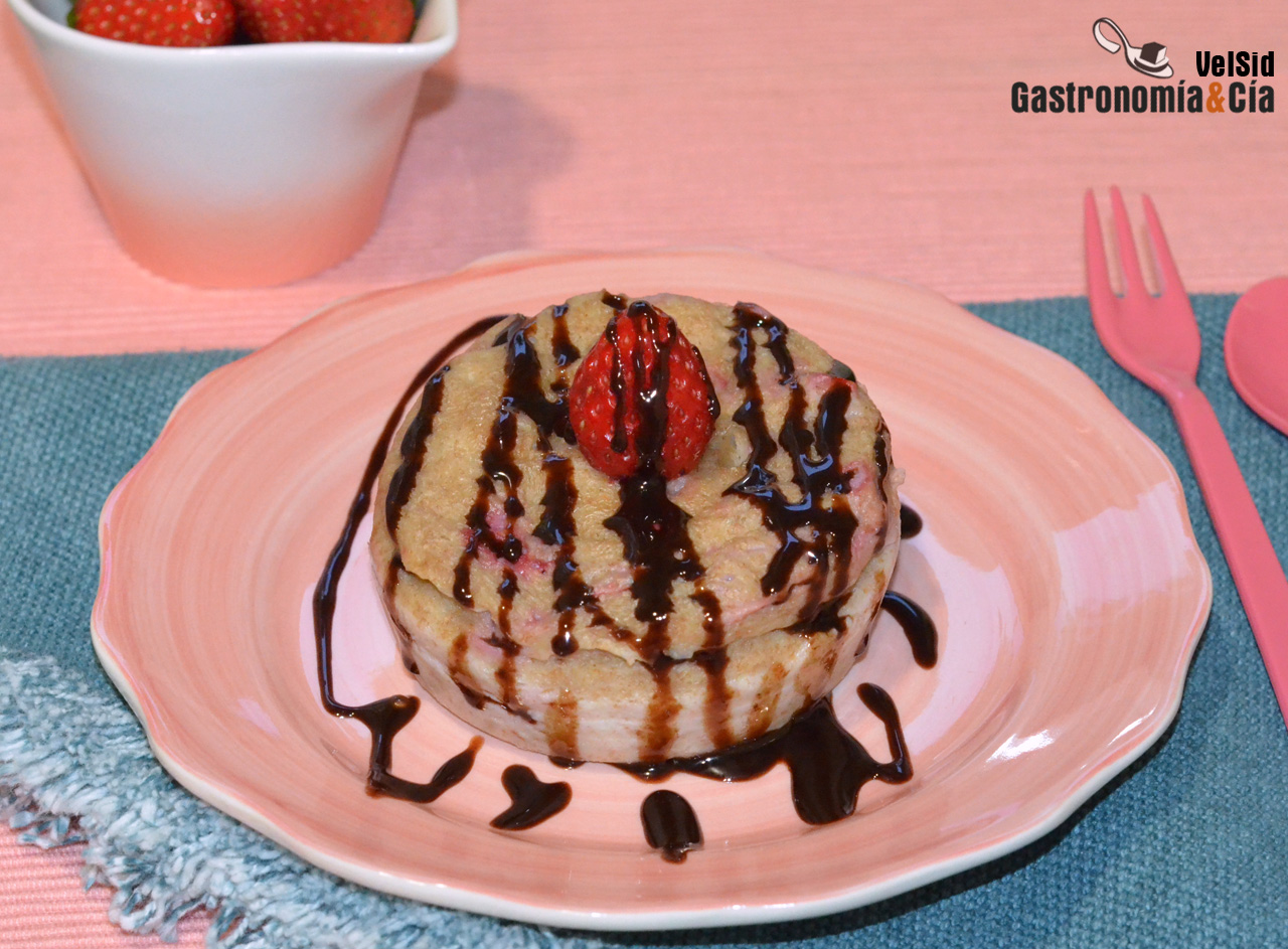 Mugcake de queso y fresas, un bizcocho o tarta de queso