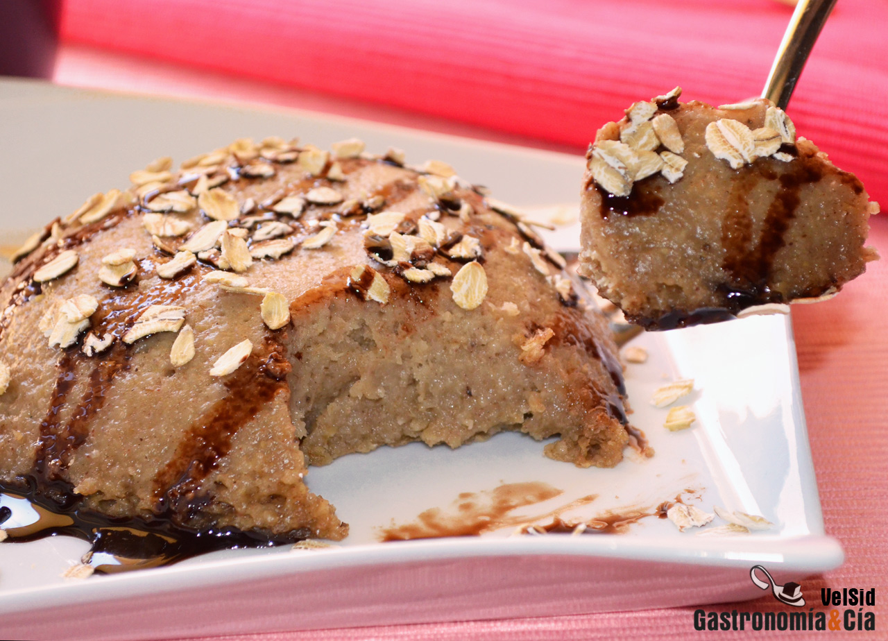 Mug cake de plátano y avena para dos