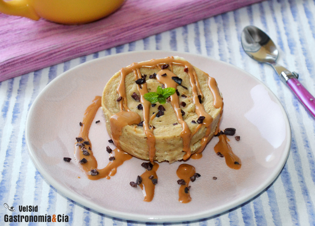 Mugcake saludable de plátano y crema de cacahuete