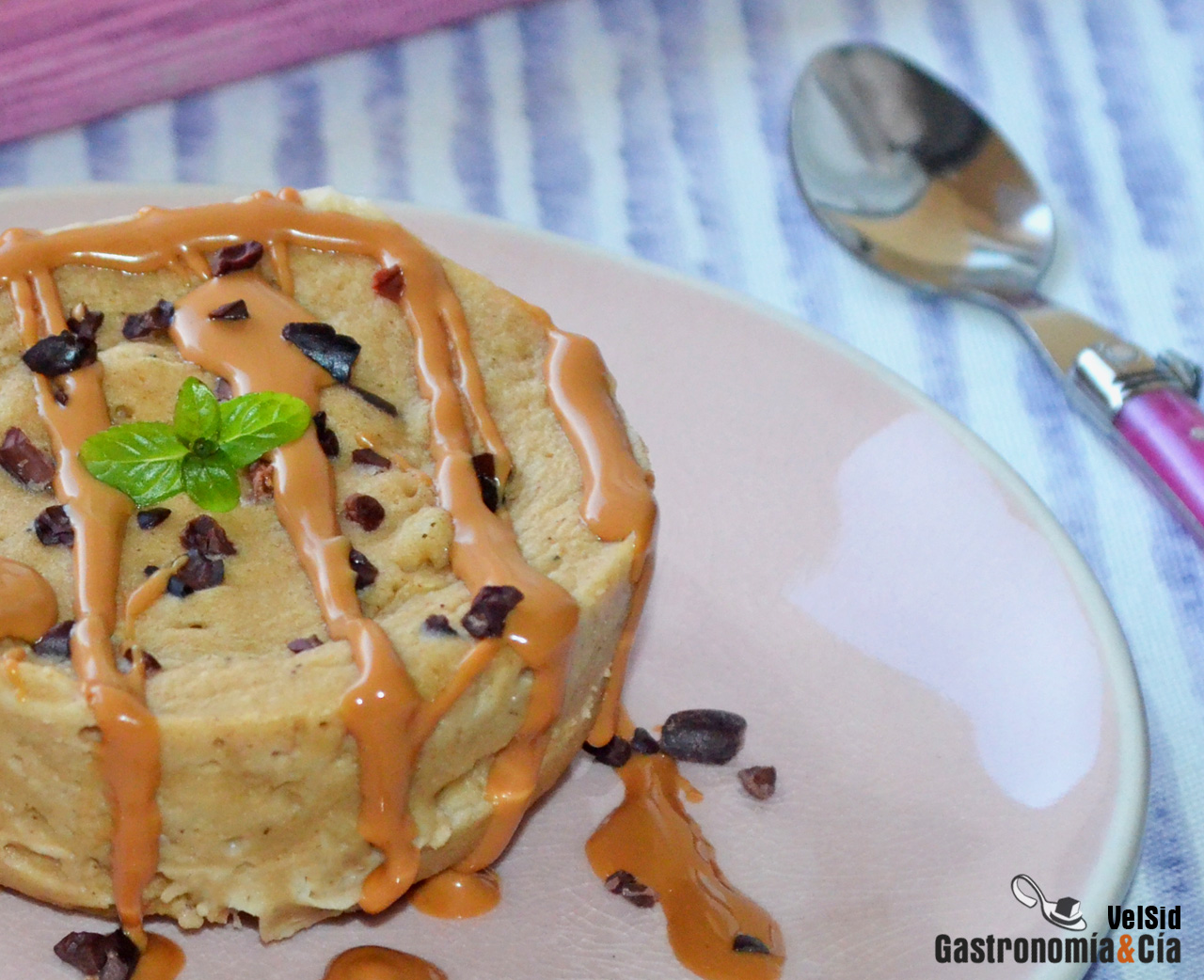 Mugcake saludable de plátano y crema de cacahuete