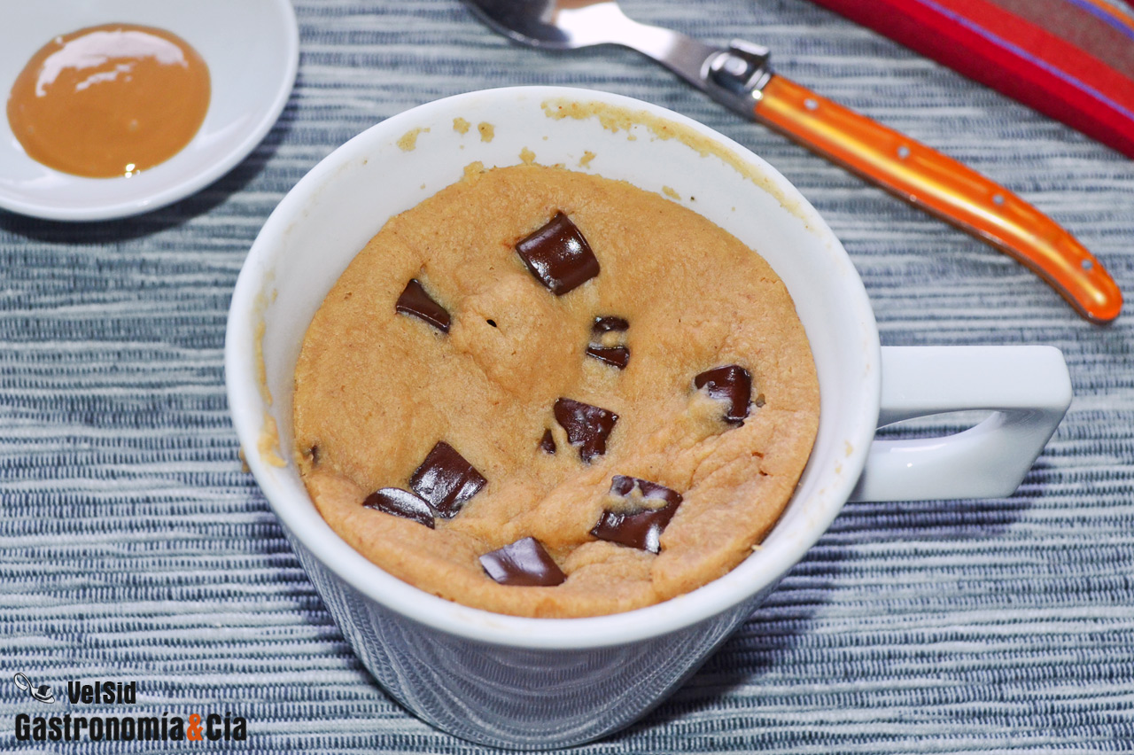Mugcake vegano de crema de cacahuete y chocolate