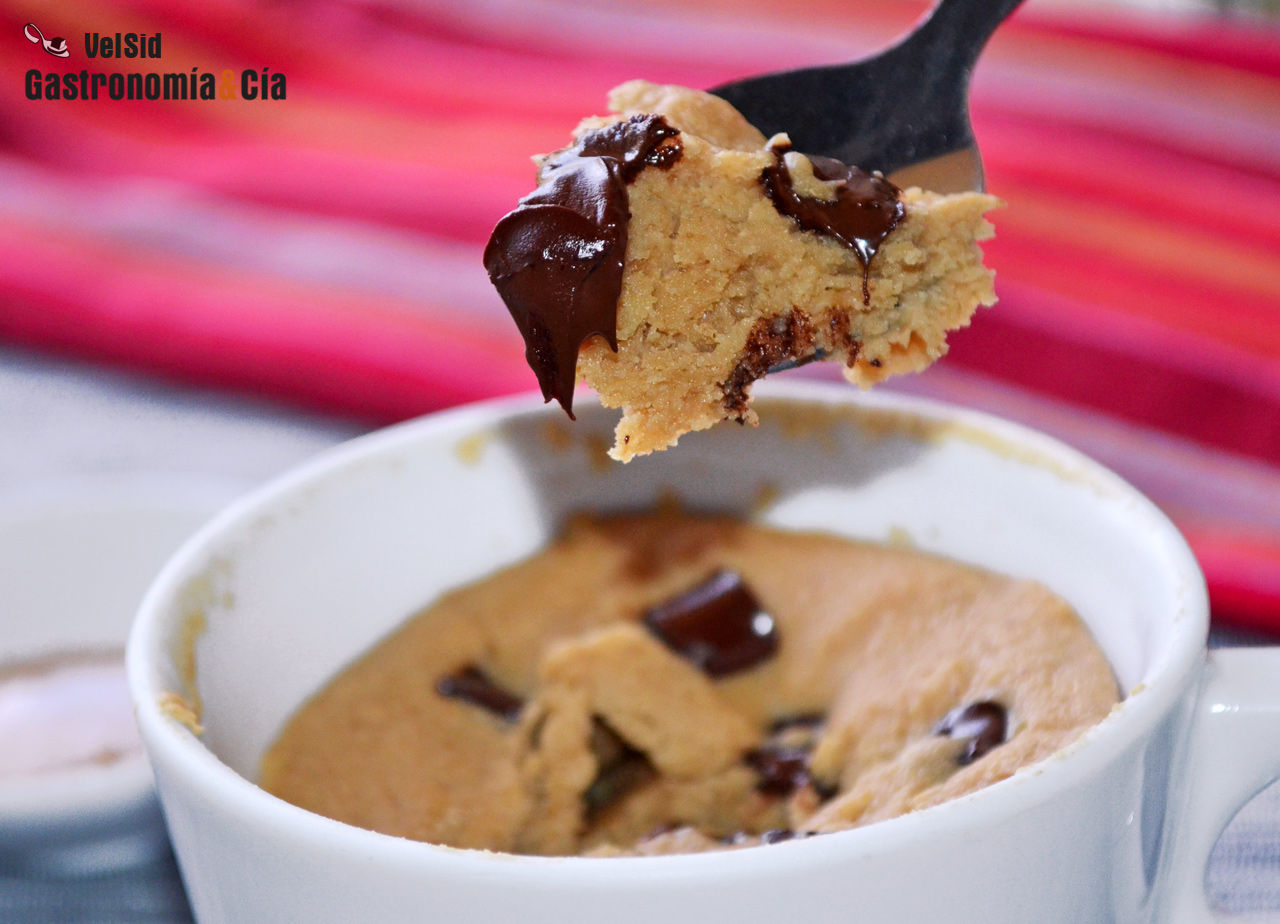 Mugcake vegano de crema de cacahuete y chocolate